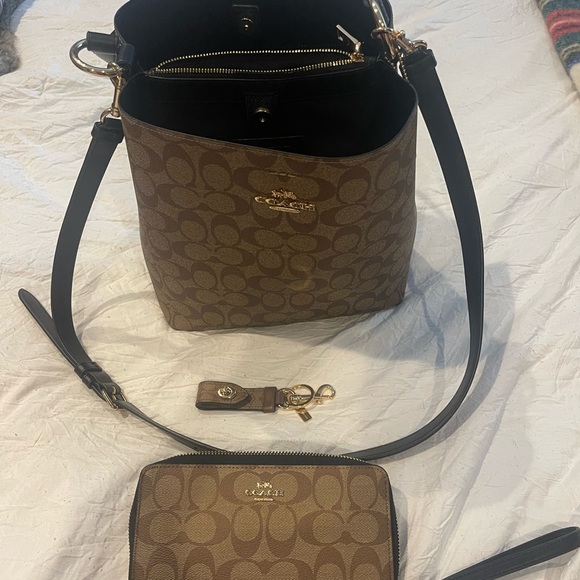 Coach Mollie Bucket Bag With Matching Wallet And Key Fob In Signature Canvas - Picture 1 of 5